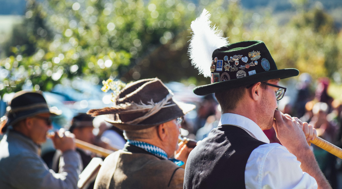 Bläser musizieren im Freien