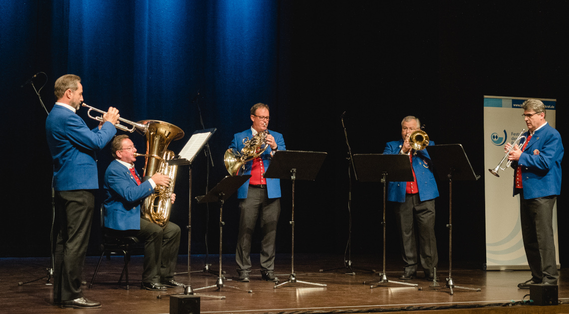 Bläser musizieren bei dem Festakt in Gersthofen