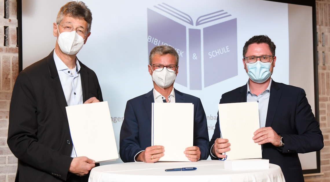 Kunstminister Bernd Sibler (Mi.) mit Kultusminister Prof. Dr. Michael Piazolo (li.) und dem Vorsitzenden des Bayerischen Bibliotheksverbands, MdL Dr. Gerhard Hopp