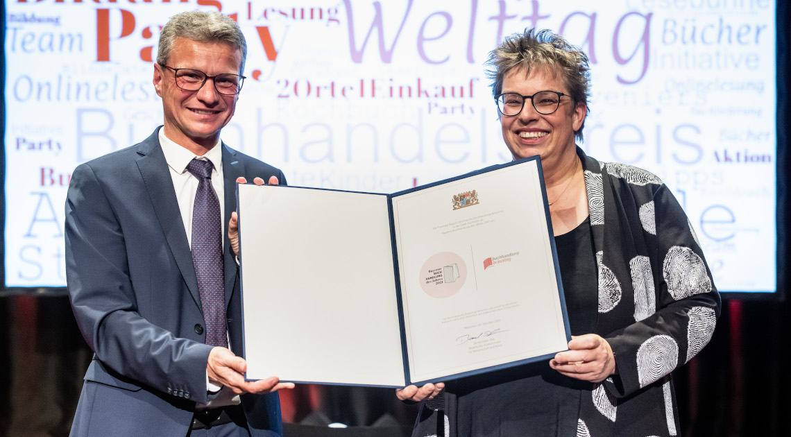 Kunstminister Bernd Sibler (l.) mit Preisträgerin Nicola Bräunling (r.)