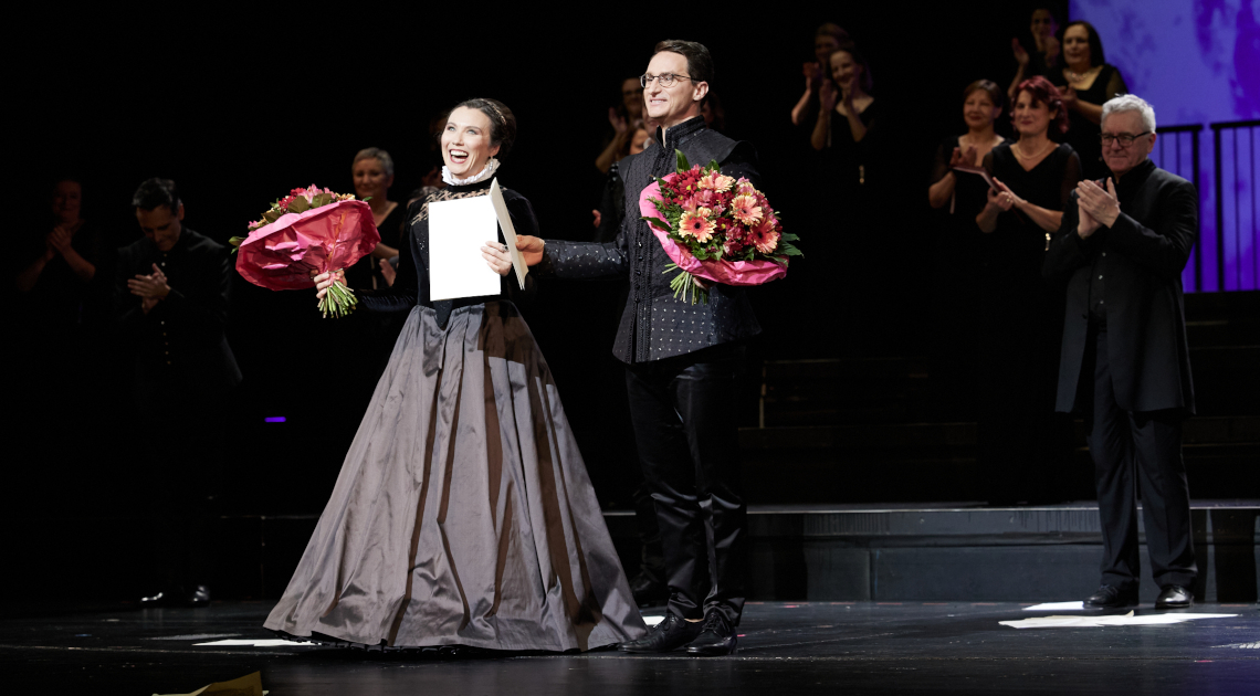 Jennifer O'Loughlin (links) und Lucian Krasznec auf der Bühne im Staatstheater am Gärtnerplatz in München