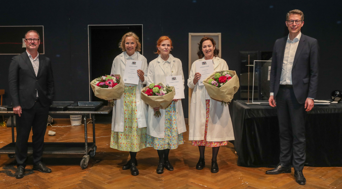 Kunstminister Markus Blume (r.) mit den Schauspielerinnen Juliane Köhler (2.v.l.), Sibylle Canonica  (3.v.l.) und Charlotte Schwab (2.v.r.) sowie Intendant Andreas Beck (l.)  im Marstall, einer Spielstätte des Residenztheaters in München (© A. Beier)