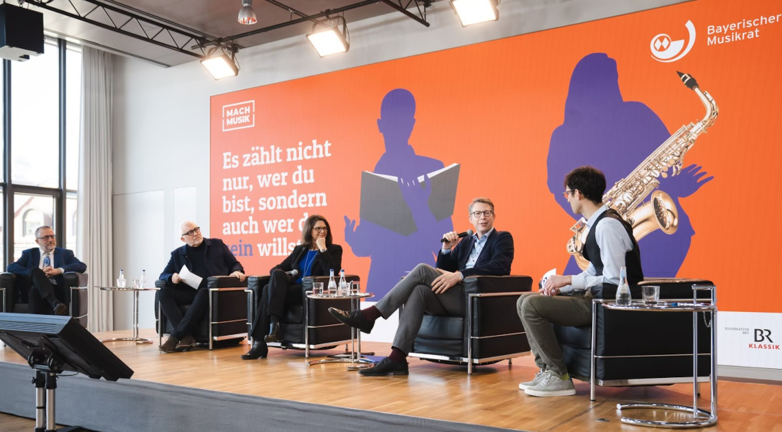 Kunstminister Blume (2.v.r.) mit Musikrats-Präsident Dr. Kaltenhauser, dem stellv. BR-Kulturdirektor Bönte und Landtagspräsidentin Aigner bei der Präsentation der Kampagne #MachMusik (© StMWK/Axel König)