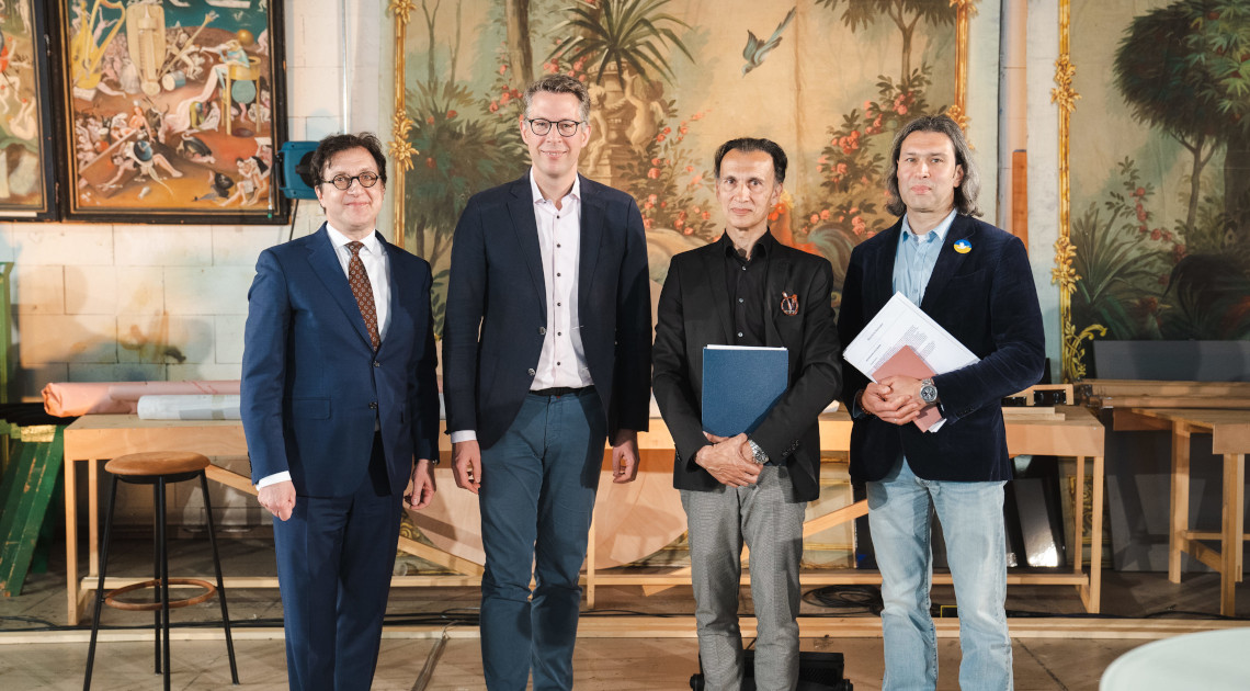 Kunstminister Markus Blume (2. v. l.) mit (v. links nach rechts): Staatsintendant Serge Dorny,  Ballettdirektor Laurent Hilaire und Generalmusikdirektor Wladimir Jurowski (© StMWK)