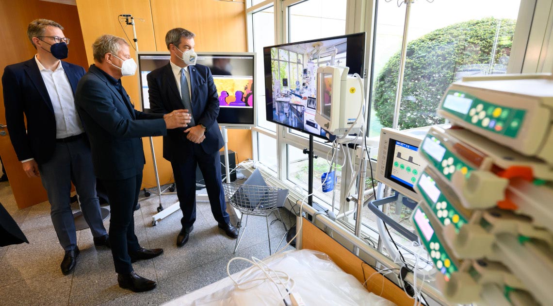 Ministerpräsident Dr. Markus Söder (rechts), Wissenschaftsminister Markus Blume (links) und der Direktor der Klinik für Herz- und Gefäßchirurgie Prof. Rüdiger Lange (© Bayerische Staatskanzlei)