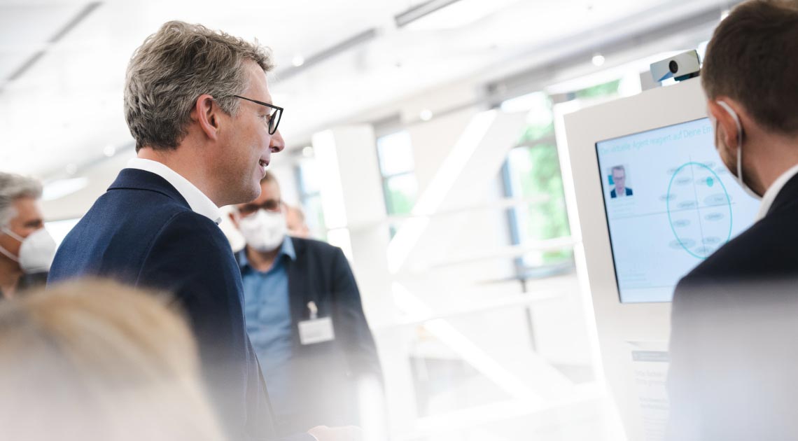 Wissenschaftsminister Markus Blume bei der Eröffnung des KI-Showrooms an der Universität Augsburg (© StMWK/Axel König)