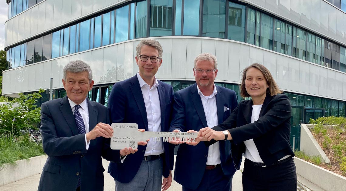 Wissenschaftsminister Markus Blume (2.v.l.) mit LMU-Präsident Prof. Dr. Bernd Huber (l.), Prof. Dr. Thomas Carell, LMU-Lehrstuhl für Organische Chemie (2.v.r.), und Barbara Langer, Leiterin des Staatlichen Bauamts München 2 (© StMWK/Michael Becker)